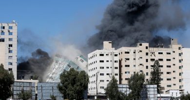 8 crianças morrem em ataque de Israel a Gaza; prédio de TV colapsa