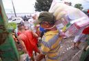 Prefeitura de Manaus entrega cestas de alimentos às famílias atingidas pela cheia no bairro Educandos
