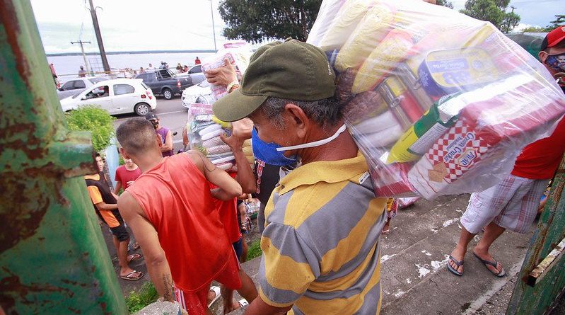Prefeitura de Manaus entrega cestas de alimentos às famílias atingidas pela cheia no bairro Educandos