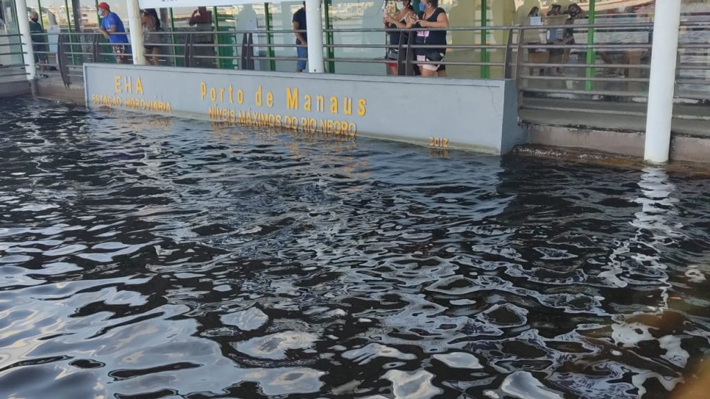 Cheia do rio Negro iguala marca histórica de 2012