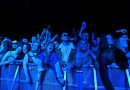 Fãs assistem apresentação da banda Blossom durante o Festival Republic, em Liverpool, onde foi realizado um evento-teste sem máscaras e distanciamento — Foto: Paul ELLIS / AFP