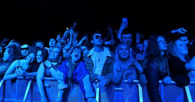 Fãs assistem apresentação da banda Blossom durante o Festival Republic, em Liverpool, onde foi realizado um evento-teste sem máscaras e distanciamento — Foto: Paul ELLIS / AFP