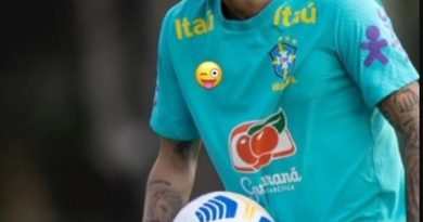 Após acusações, Neymar cobre símbolo da Nike em uniforme da Seleção com emoji no Instagram