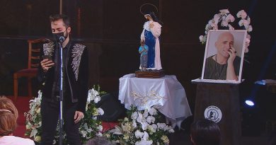 Missa de 7º dia de Paulo Gustavo reúne amigos e familiares no Cristo Redentor e tem momento emocionante da mãe do ator: 'Todo dia eu peço me ajuda!'