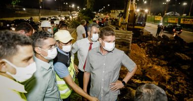 David Almeida e Marcos Rotta vistoriam início da obra de recuperação da rede de drenagem em trecho da Torquato Tapajós