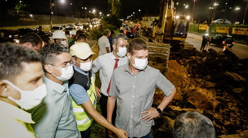 David Almeida e Marcos Rotta vistoriam início da obra de recuperação da rede de drenagem em trecho da Torquato Tapajós