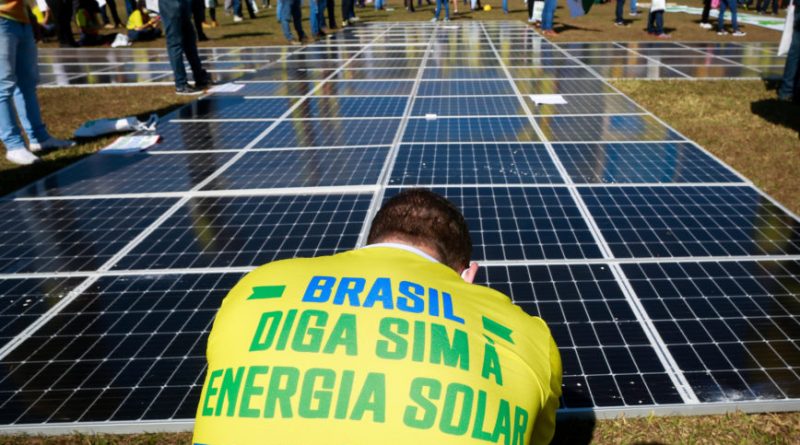 Manifestantes promovem ato em Brasília a favor da energia solar