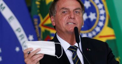 Bolsonaro fala em R$ 300 para o Bolsa Família e força equipe econômica a encontrar recursos