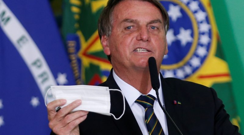 Bolsonaro fala em R$ 300 para o Bolsa Família e força equipe econômica a encontrar recursos