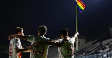 Camisas usadas pelos titulares do Vasco em apoio à causa LGBTQIA+ serão leiloadas, e renda ajudará casa