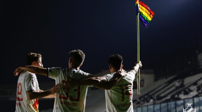 Camisas usadas pelos titulares do Vasco em apoio à causa LGBTQIA+ serão leiloadas, e renda ajudará casa