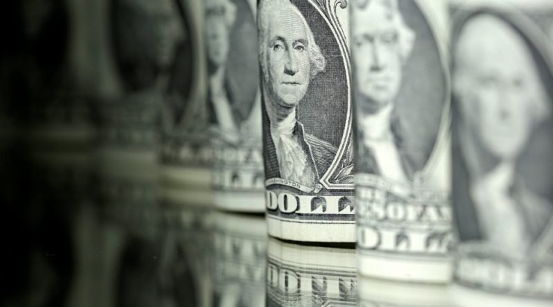Dólar abre a semana em alta, após cair para perto de R$ 5