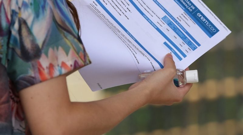 Ministro da Educação diz em rede social que Enem 2021 será realizado nos dias 21 e 28 de novembro