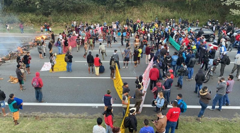 Indígenas bloqueiam Rodovia dos Bandeirantes em protesto contra projeto que muda demarcação de terras e nomeação de ministro