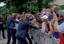 Macron leva tapa no rosto durante encontro com público no sul da França