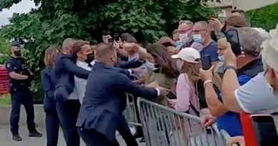 Macron leva tapa no rosto durante encontro com público no sul da França