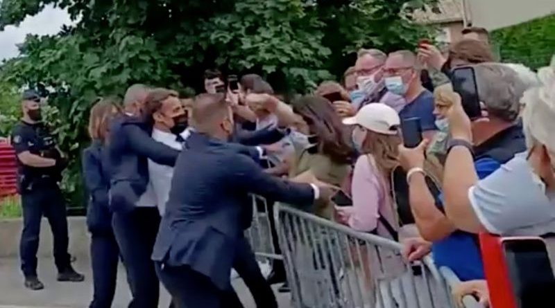 Macron leva tapa no rosto durante encontro com público no sul da França