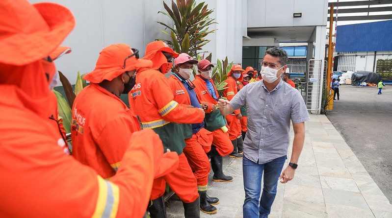 Prefeito anuncia antecipação da primeira parcela do 13º salário de servidores de Manaus