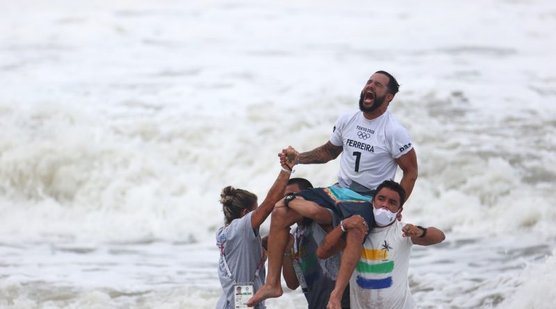 Do começo na tampa de isopor ao ouro olímpico: conheça a trajetória do surfista potiguar Italo Ferreira