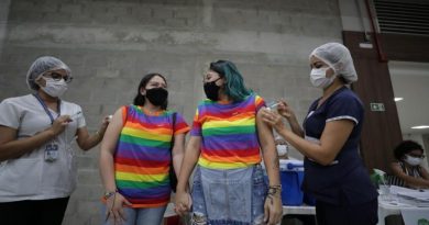 Representando o movimento LGBQIA+, casal inicia imunização no “Vacina Amazonas”