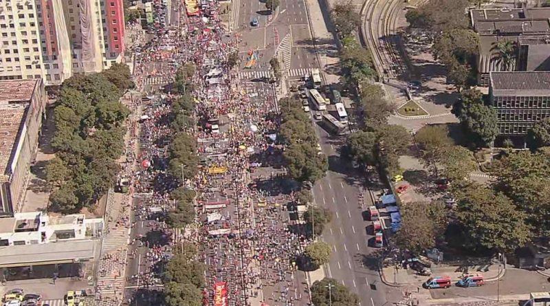 Manifestantes fazem atos contra Bolsonaro e a favor da vacina