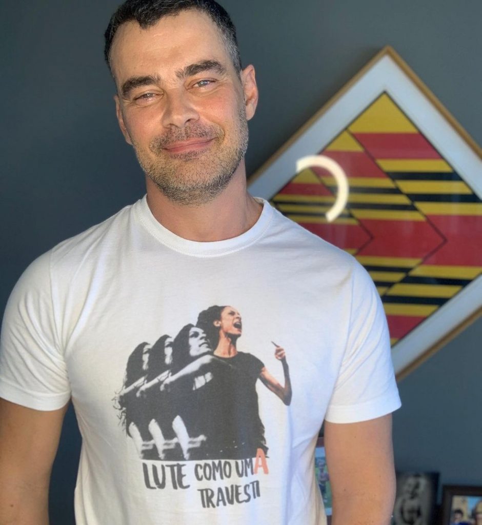 Carmo Dalla Vecchia se declara ao marido no 'Super Dança' e alerta para violência contra transexuais