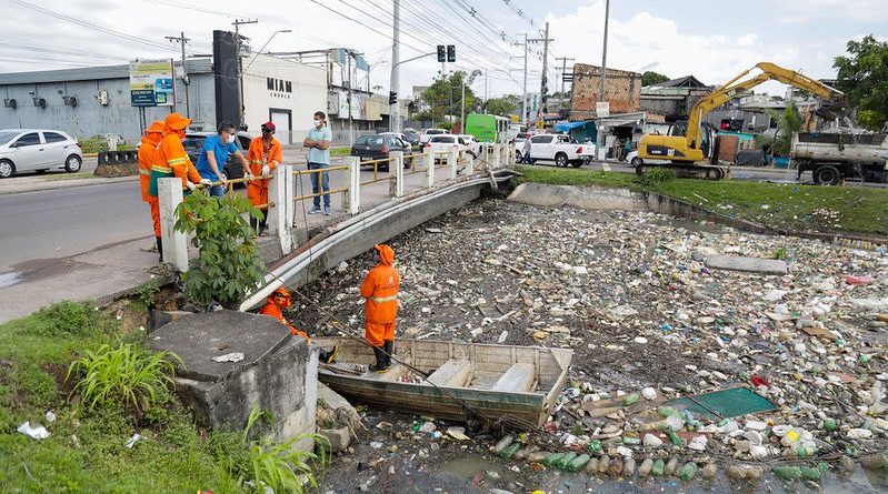 David Almeida enfatiza importância de uma população consciente ao acompanhar serviço de limpeza e transbordo de resíduos em igarapé