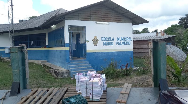 Após anos, escolas da zona rural recebem da Prefeitura de Manaus materiais didáticos