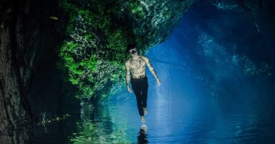 Fotógrafo faz ensaio com modelos debaixo d'água e usa caverna inundada como cenário em MS