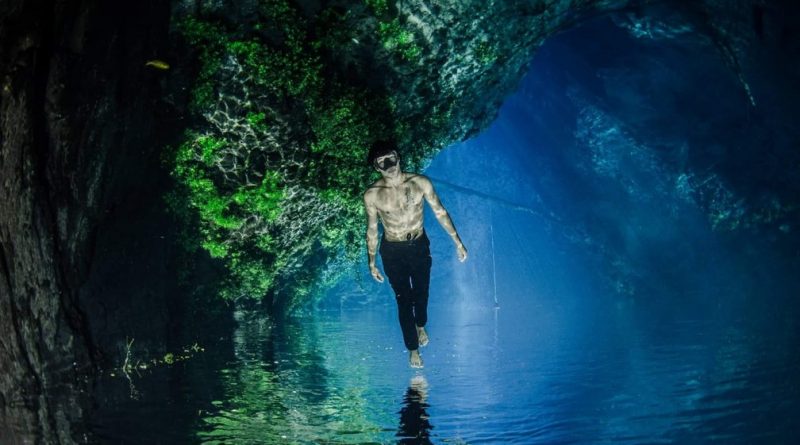Fotógrafo faz ensaio com modelos debaixo d'água e usa caverna inundada como cenário em MS