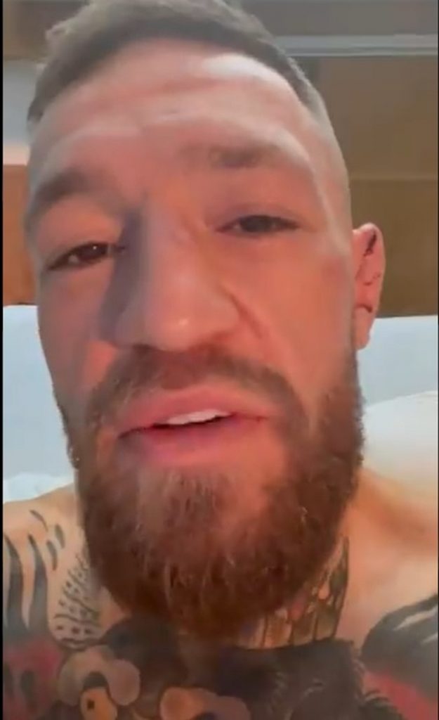 Conor McGregor passa por cirurgia similar a de Anderson Silva e já provoca Dustin Poirier no hospital