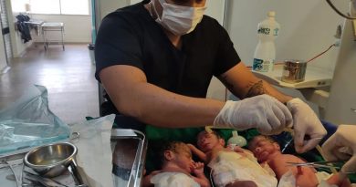 Médico se surpreende ao 'descobrir' 3º bebê durante parto de gêmeos no AM