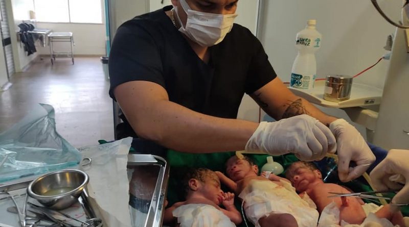 Médico se surpreende ao 'descobrir' 3º bebê durante parto de gêmeos no AM