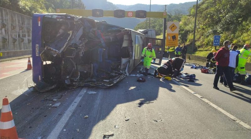 Ônibus com time do Umuarama Futsal tomba na BR-376 em Guaratuba; duas pessoas morrem e 20 ficam feridas