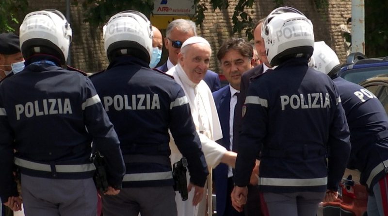 Papa Francisco deixa o hospital 10 dias após cirurgia