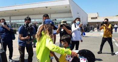 Rayssa Leal chega a Imperatriz com direito a carinho do irmão e desfile em carro aberto