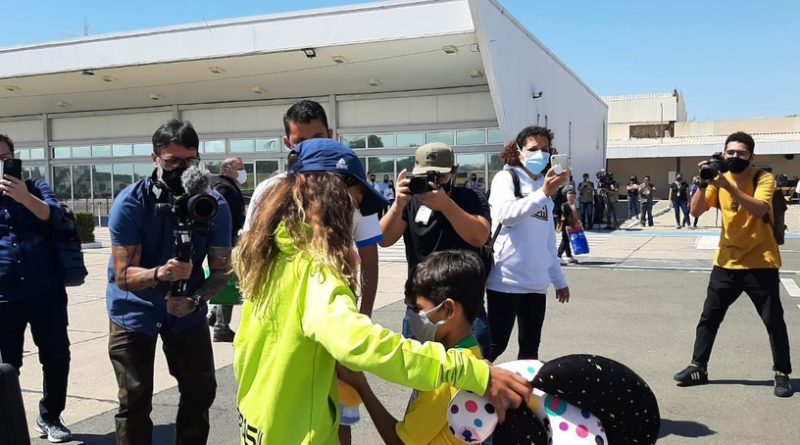 Rayssa Leal chega a Imperatriz com direito a carinho do irmão e desfile em carro aberto