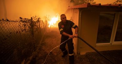 Incêndios devastam ilha grega, mas perdem força na Turquia