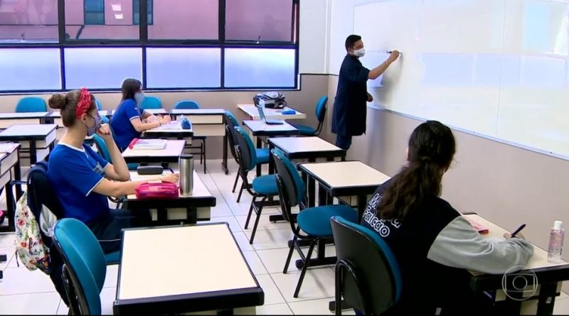 Governo do AM diz que voltará a discutir retorno de aulas 100% presenciais, marcado para segunda-feira