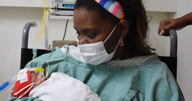 Em coma, mulher com Covid-19 passa por parto de urgência e conhece bebê 30 dias depois