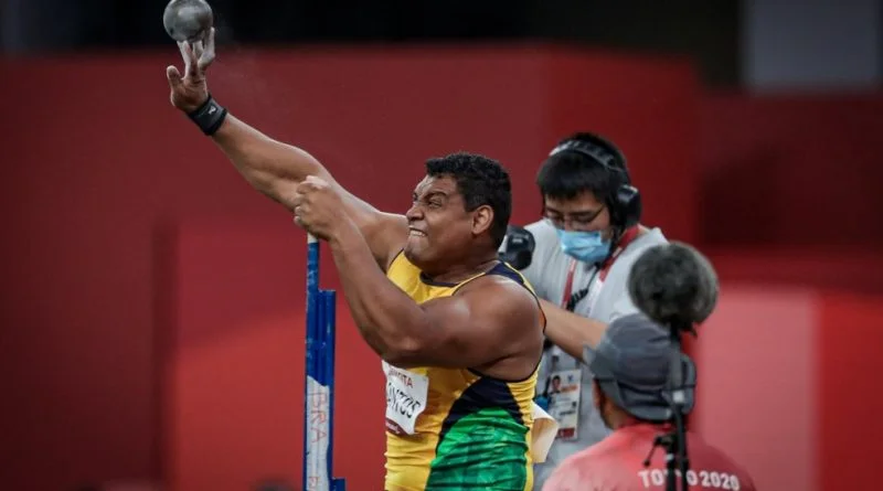 Wallace Santos dedica ouro a técnica e tio que morreram durante a pandemia
