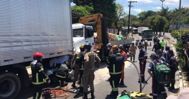 Duas mulheres morrem após carro ser prensado entre dois caminhões em Manaus