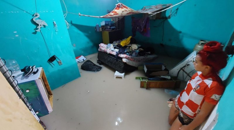 Moradores perdem bens após forte chuva inundar casas em comunidade de Manaus