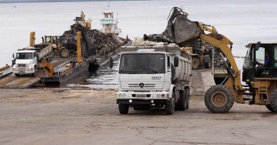Prefeito David Almeida fiscaliza transbordo de resíduos sólidos para aterro municipal