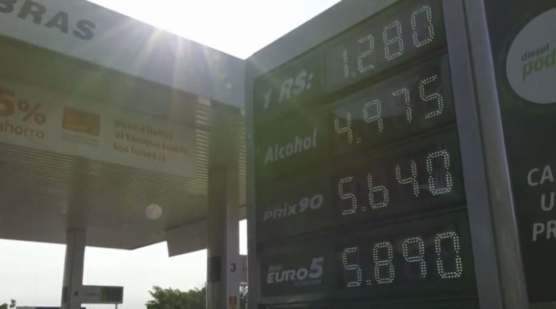 Para economizar com combustível, brasileiros atravessam Ponte da Amizade e abastecem no Paraguai