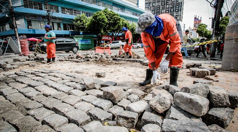 Força-tarefa da prefeitura recupera rede de drenagem profunda na Eduardo Ribeiro