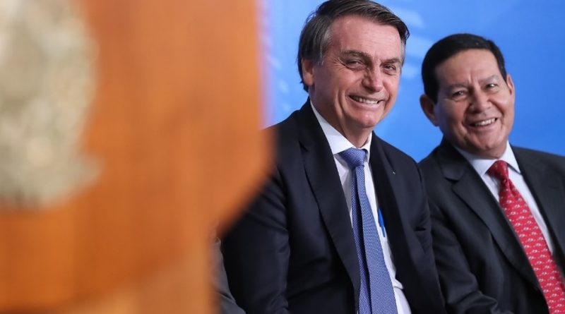 Bolsonaro-Mourão: TSE rejeita cassar chapa, mas diz que disparo em massa será 'abuso' em 2022