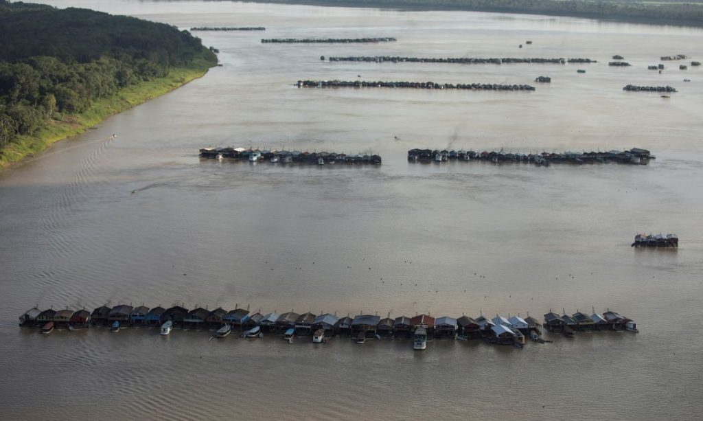 Operação contra garimpo ilegal no Rio Madeira prende três pessoas e apreende 131 balsas