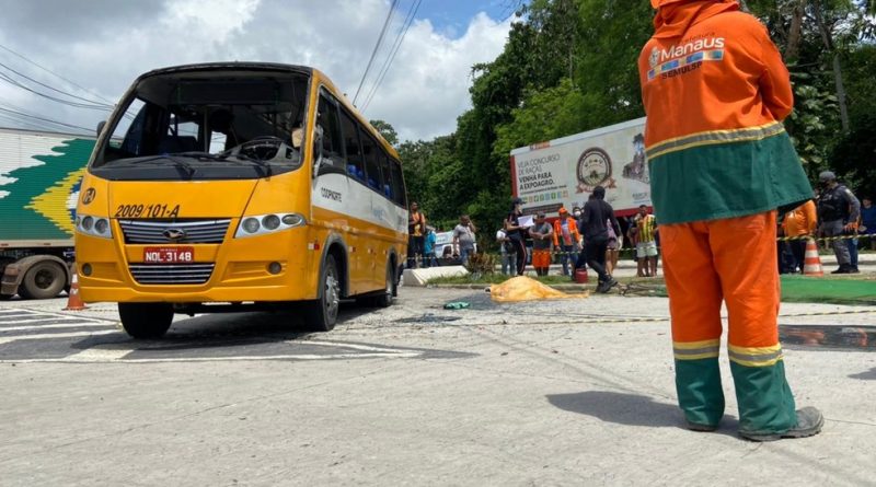 Gari morre esmagado após micro-ônibus tombar em Manaus