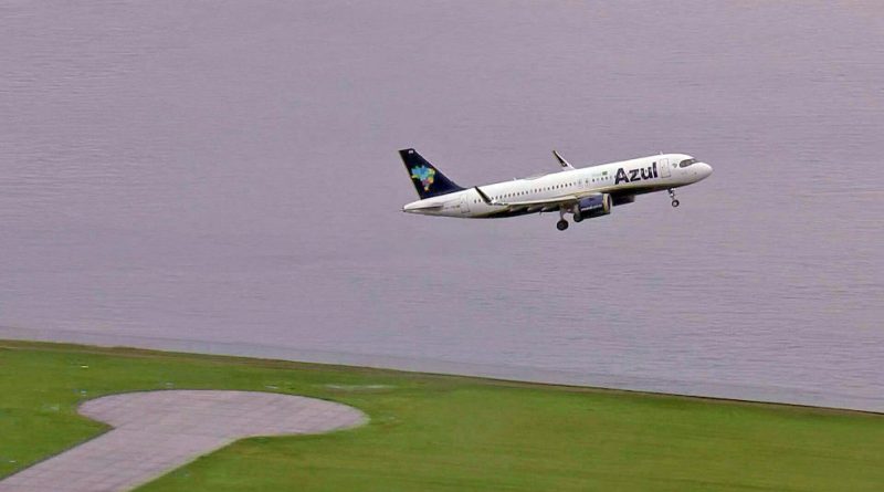 Anac autoriza Azul e Gol a voar com menos comissários em voos após avanço da ômicron impactar tripulações; Latam também pediu